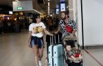 Schiphol 2 augustus 2019
Roxeanne Hazes op schiphol met partner Erik Zwennes en hun zoon Fender