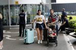 Schiphol 2 augustus 2019
Roxeanne Hazes op schiphol met partner Erik Zwennes en hun zoon Fender