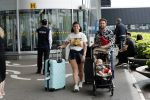 Schiphol 2 augustus 2019
Roxeanne Hazes op schiphol met partner Erik Zwennes en hun zoon Fender