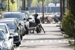 Amsterdam 23 augustus 2019
Ruud de Wild arriveert op zijn motor bij het huis van Olcay Gulsen . Daarna gaan ze met Olcay haar auto naar een fietsenwinkel.