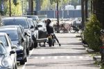 Amsterdam 23 augustus 2019
Ruud de Wild arriveert op zijn motor bij het huis van Olcay Gulsen . Daarna gaan ze met Olcay haar auto naar een fietsenwinkel.