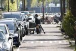 Amsterdam 23 augustus 2019
Ruud de Wild arriveert op zijn motor bij het huis van Olcay Gulsen . Daarna gaan ze met Olcay haar auto naar een fietsenwinkel.