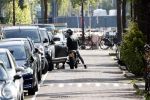 Amsterdam 23 augustus 2019
Ruud de Wild arriveert op zijn motor bij het huis van Olcay Gulsen . Daarna gaan ze met Olcay haar auto naar een fietsenwinkel.