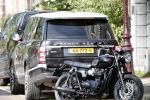 Amsterdam 23 augustus 2019
Ruud de Wild arriveert op zijn motor bij het huis van Olcay Gulsen . Daarna gaan ze met Olcay haar auto naar een fietsenwinkel.