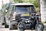 Amsterdam 23 augustus 2019
Ruud de Wild arriveert op zijn motor bij het huis van Olcay Gulsen . Daarna gaan ze met Olcay haar auto naar een fietsenwinkel.