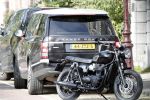 Amsterdam 23 augustus 2019
Ruud de Wild arriveert op zijn motor bij het huis van Olcay Gulsen . Daarna gaan ze met Olcay haar auto naar een fietsenwinkel.