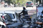 Amsterdam 23 augustus 2019
Ruud de Wild arriveert op zijn motor bij het huis van Olcay Gulsen . Daarna gaan ze met Olcay haar auto naar een fietsenwinkel.