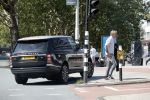 Amsterdam 23 augustus 2019
Ruud de Wild arriveert op zijn motor bij het huis van Olcay Gulsen . Daarna gaan ze met Olcay haar auto naar een fietsenwinkel.