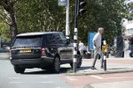 Amsterdam 23 augustus 2019
Ruud de Wild arriveert op zijn motor bij het huis van Olcay Gulsen . Daarna gaan ze met Olcay haar auto naar een fietsenwinkel.