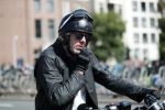 Amsterdam 23 augustus 2019
Ruud de Wild arriveert op zijn motor bij het huis van Olcay Gulsen . Daarna gaan ze met Olcay haar auto naar een fietsenwinkel.