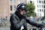 Amsterdam 23 augustus 2019
Ruud de Wild arriveert op zijn motor bij het huis van Olcay Gulsen . Daarna gaan ze met Olcay haar auto naar een fietsenwinkel.