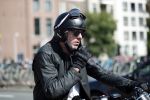 Amsterdam 23 augustus 2019
Ruud de Wild arriveert op zijn motor bij het huis van Olcay Gulsen . Daarna gaan ze met Olcay haar auto naar een fietsenwinkel.