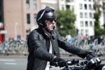 Amsterdam 23 augustus 2019
Ruud de Wild arriveert op zijn motor bij het huis van Olcay Gulsen . Daarna gaan ze met Olcay haar auto naar een fietsenwinkel.