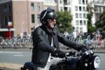 Amsterdam 23 augustus 2019
Ruud de Wild arriveert op zijn motor bij het huis van Olcay Gulsen . Daarna gaan ze met Olcay haar auto naar een fietsenwinkel.