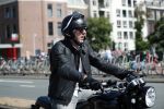 Amsterdam 23 augustus 2019
Ruud de Wild arriveert op zijn motor bij het huis van Olcay Gulsen . Daarna gaan ze met Olcay haar auto naar een fietsenwinkel.