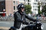 Amsterdam 23 augustus 2019
Ruud de Wild arriveert op zijn motor bij het huis van Olcay Gulsen . Daarna gaan ze met Olcay haar auto naar een fietsenwinkel.
