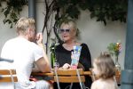 Amsterdam 28 augustus 2019
Sheila de Vries met zoon op terras.