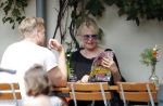 Amsterdam 28 augustus 2019
Sheila de Vries met zoon op terras.