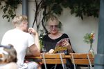 Amsterdam 28 augustus 2019
Sheila de Vries met zoon op terras.