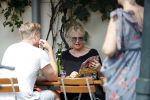 Amsterdam 28 augustus 2019
Sheila de Vries met zoon op terras.
