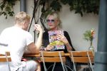 Amsterdam 28 augustus 2019
Sheila de Vries met zoon op terras.