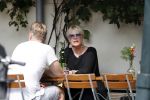 Amsterdam 28 augustus 2019
Sheila de Vries met zoon op terras.