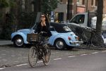 Amsterdam 31 augustus 2019
Susan Visser op de fiets in Amsterdam zuid.