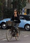 Amsterdam 31 augustus 2019
Susan Visser op de fiets in Amsterdam zuid.