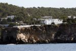 Ibiza  18 augustus 2019
De villa / huis van Wesley Sneijder en Yolanthe Cabau vanaf zee gezien.