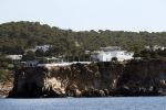 Ibiza  18 augustus 2019
De villa / huis van Wesley Sneijder en Yolanthe Cabau vanaf zee gezien.