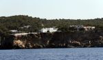 Ibiza  18 augustus 2019
De villa / huis van Wesley Sneijder en Yolanthe Cabau vanaf zee gezien.