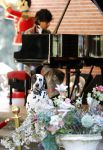 Diepenheim 24 augustus 2019
Wibi Soerjadi geeft tuinconcert in de tuin van zijn huis. Hond Wibi