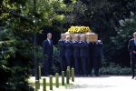 Den Haag 22 augustus 2019
Afscheidsdienst voor prinses Christina op paleis Noordeinde en de koninklijke stallen.
Aanwezig haar Kinderen Bernardo, Nicolas en Juliana alsmede prinses Beatrix prinses Irene prinses Margriet mr Pieter v Vollenhoven Koning Willem Alexander koningin Maxima prinses Mabel prins Constantijn Prinses laurentien en hun kinderen Leonore Claus Casimir Eloise   Prins Carlos  prinses Annemarie prinses Viktoria  Prins Jaime Prinses Carolina met man Albert Brenninkmeijer prinses Margarita met man Tjalling ten cate Prins floris en Prinses Aimee Prins Maurits en Prinses Marilene Prins Pieter Christiaan en Prins Bernhard jr.