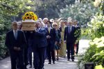 Den Haag 22 augustus 2019
Afscheidsdienst voor prinses Christina op paleis Noordeinde en de koninklijke stallen.
Aanwezig haar Kinderen Bernardo, Nicolas en Juliana alsmede prinses Beatrix prinses Irene prinses Margriet mr Pieter v Vollenhoven Koning Willem Alexander koningin Maxima prinses Mabel prins Constantijn Prinses laurentien en hun kinderen Leonore Claus Casimir Eloise   Prins Carlos  prinses Annemarie prinses Viktoria  Prins Jaime Prinses Carolina met man Albert Brenninkmeijer prinses Margarita met man Tjalling ten cate Prins floris en Prinses Aimee Prins Maurits en Prinses Marilene Prins Pieter Christiaan en Prins Bernhard jr.
