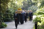 Den Haag 22 augustus 2019
Afscheidsdienst voor prinses Christina op paleis Noordeinde en de koninklijke stallen.
Aanwezig haar Kinderen Bernardo, Nicolas en Juliana alsmede prinses Beatrix prinses Irene prinses Margriet mr Pieter v Vollenhoven Koning Willem Alexander koningin Maxima prinses Mabel prins Constantijn Prinses laurentien en hun kinderen Leonore Claus Casimir Eloise   Prins Carlos  prinses Annemarie prinses Viktoria  Prins Jaime Prinses Carolina met man Albert Brenninkmeijer prinses Margarita met man Tjalling ten cate Prins floris en Prinses Aimee Prins Maurits en Prinses Marilene Prins Pieter Christiaan en Prins Bernhard jr.