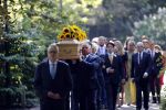 Den Haag 22 augustus 2019
Afscheidsdienst voor prinses Christina op paleis Noordeinde en de koninklijke stallen.
Aanwezig haar Kinderen Bernardo, Nicolas en Juliana alsmede prinses Beatrix prinses Irene prinses Margriet mr Pieter v Vollenhoven Koning Willem Alexander koningin Maxima prinses Mabel prins Constantijn Prinses laurentien en hun kinderen Leonore Claus Casimir Eloise   Prins Carlos  prinses Annemarie prinses Viktoria  Prins Jaime Prinses Carolina met man Albert Brenninkmeijer prinses Margarita met man Tjalling ten cate Prins floris en Prinses Aimee Prins Maurits en Prinses Marilene Prins Pieter Christiaan en Prins Bernhard jr.
