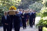 Den Haag 22 augustus 2019
Afscheidsdienst voor prinses Christina op paleis Noordeinde en de koninklijke stallen.
Aanwezig haar Kinderen Bernardo, Nicolas en Juliana alsmede prinses Beatrix prinses Irene prinses Margriet mr Pieter v Vollenhoven Koning Willem Alexander koningin Maxima prinses Mabel prins Constantijn Prinses laurentien en hun kinderen Leonore Claus Casimir Eloise   Prins Carlos  prinses Annemarie prinses Viktoria  Prins Jaime Prinses Carolina met man Albert Brenninkmeijer prinses Margarita met man Tjalling ten cate Prins floris en Prinses Aimee Prins Maurits en Prinses Marilene Prins Pieter Christiaan en Prins Bernhard jr.