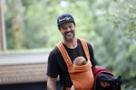 Amsterdam 22 augustus 2020
Arie Boomsma met zijn baby op zijn borst.