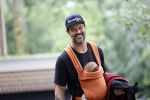 Amsterdam 22 augustus 2020
Arie Boomsma met zijn baby op zijn borst.