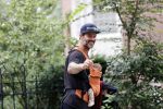 Amsterdam 22 augustus 2020
Arie Boomsma met zijn baby op zijn borst.