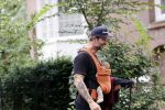 Amsterdam 22 augustus 2020
Arie Boomsma met zijn baby op zijn borst.