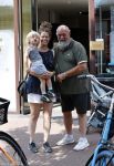 Amsterdam 16 augustus 2020
Bert Simhoffer met zijn vrouw en jongste zoon op de pc hooftstraat