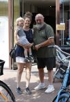Amsterdam 16 augustus 2020
Bert Simhoffer met zijn vrouw en jongste zoon op de pc hooftstraat