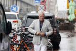 Amsterdam 25 augustus 2020
Bram Moszkowicz in de regen op straat in het centrum van Amsterdam.