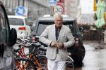 Amsterdam 25 augustus 2020
Bram Moszkowicz in de regen op straat in het centrum van Amsterdam.