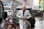 Amsterdam 25 augustus 2020
Bram Moszkowicz in de regen op straat in het centrum van Amsterdam.