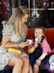 Amsterdam 18 augustus 2020
Robert Doornbos met zijn vriendin Chantal Bles en hun kinderen ijsje eten op de cornelis schuytstraat