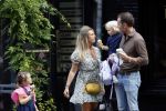 Amsterdam 18 augustus 2020
Robert Doornbos met zijn vriendin Chantal Bles en hun kinderen ijsje eten op de cornelis schuytstraat