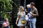 Amsterdam 18 augustus 2020
Robert Doornbos met zijn vriendin Chantal Bles en hun kinderen ijsje eten op de cornelis schuytstraat