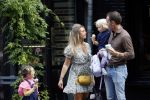 Amsterdam 18 augustus 2020
Robert Doornbos met zijn vriendin Chantal Bles en hun kinderen ijsje eten op de cornelis schuytstraat